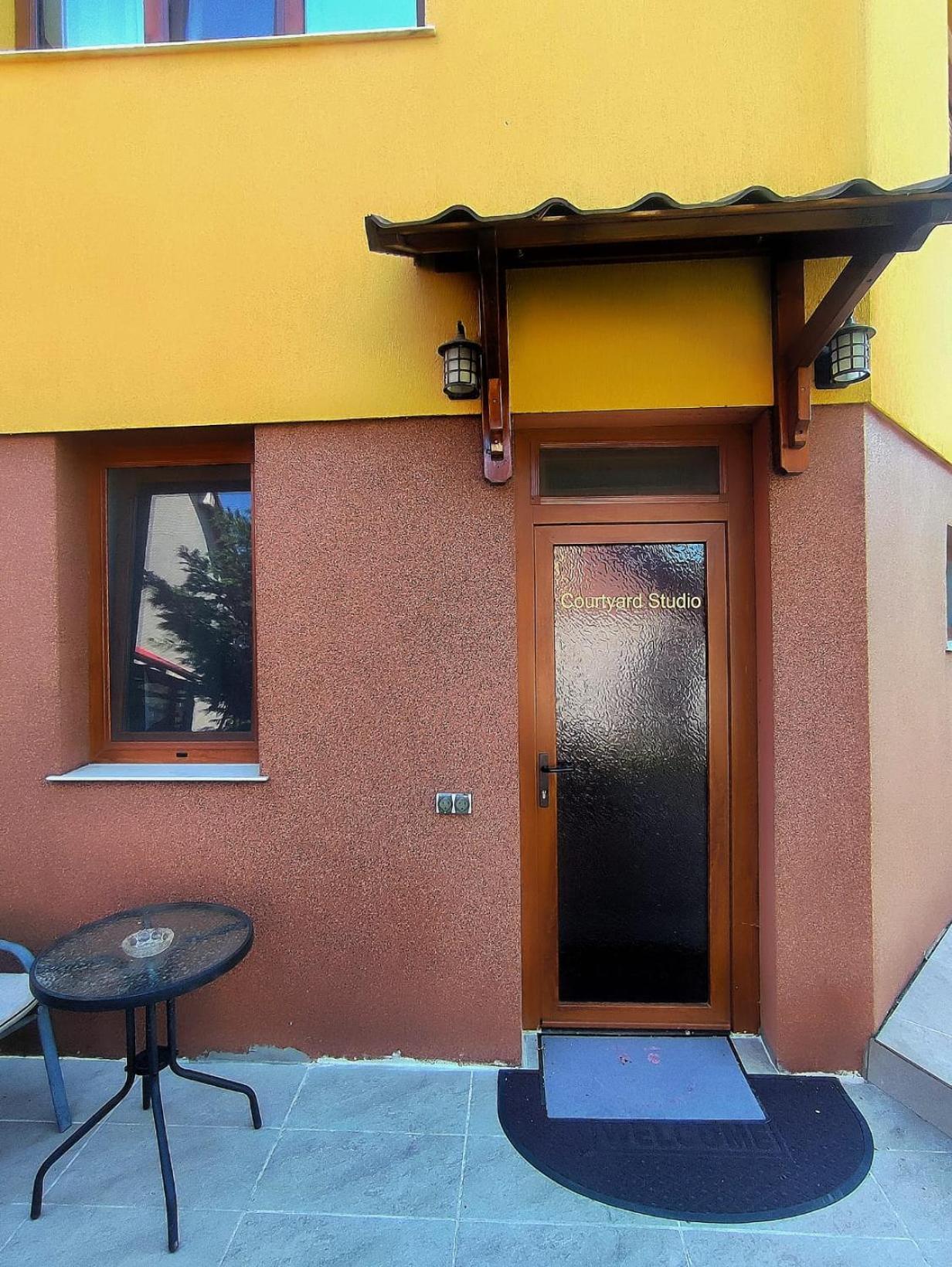 Courtyard Studio Oradea Eksteriør bilde